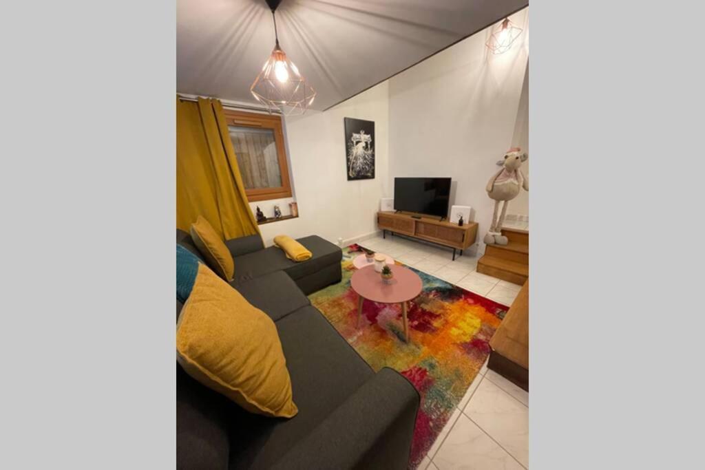 Appartement «La Vie Est Belle» Au Coeur De Sezanne Bagian luar foto